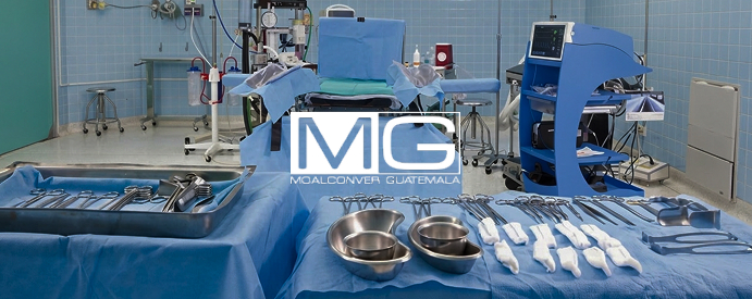 Sala de operaciones equipada con instrumental médico-quirúrgico